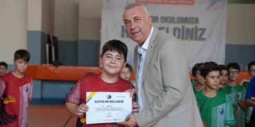 Kartal’da yaz spor okulunun 3. dönem öğrencileri sertifikalarını aldı