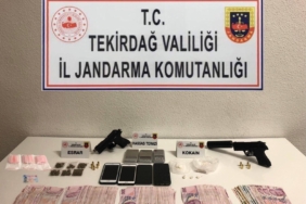 Kasten öldürme suçundan aranan zanlı silah, uyuşturucu ve paralarla yakalandı