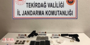 Kasten öldürme suçundan aranan zanlı silah, uyuşturucu ve paralarla yakalandı