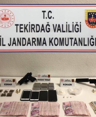 Kasten öldürme suçundan aranan zanlı silah, uyuşturucu ve paralarla yakalandı