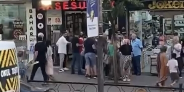 Kavgaya tutuşan kadınlar caddeyi birbirine kattı