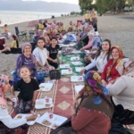 Kayınvalideler önce tarlada çalıştı, sonra eğlendi