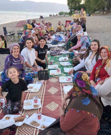 Kayınvalideler önce tarlada çalıştı, sonra eğlendi