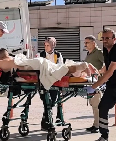 Kaynar salça kazanı devrildi, 4 kişi yaralandı