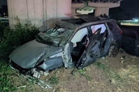 Keşan’da refüje çarpan otomobilin motoru ve lastiği metrelerce fırladı