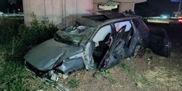 Keşan’da refüje çarpan otomobilin motoru ve lastiği metrelerce fırladı