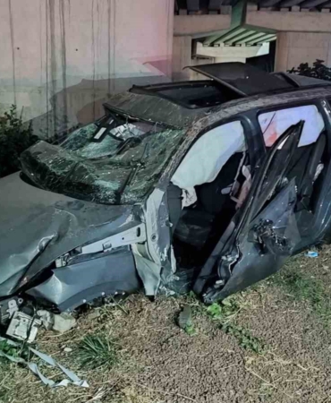 Keşan’da refüje çarpan otomobilin motoru ve lastiği metrelerce fırladı