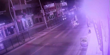 Kırmızı ışıkta karşıya geçmek isterken canından oluyordu