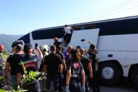Kocaeli’de tur otobüsü yan yattı: 43 kişi bir saatte kurtarıldı
