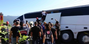 Kocaeli’de tur otobüsü yan yattı: 43 kişi bir saatte kurtarıldı