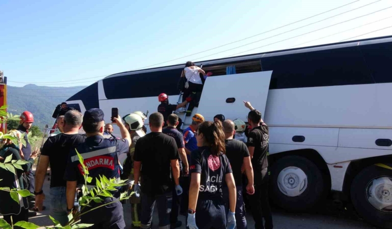 Kocaeli’de tur otobüsü yan yattı: 43 kişi bir saatte kurtarıldı