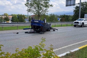 Kontrolden çıkan otomobil, bariyerlere çarparak ters döndü: 1 hafif yaralı