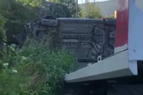 Kontrolden çıkan otomobil elektrik direğine çarparak yan yattı: 1 yaralı