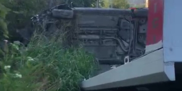 Kontrolden çıkan otomobil elektrik direğine çarparak yan yattı: 1 yaralı