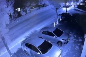 Kontrolden çıkan otomobil karşı şeride geçerek işçi servisiyle kafa kafaya çarpıştı