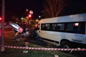 Kontrolden çıkan otomobil, trafik ışıklarında bekleyen öğrenci servisine çarptı: 2 yaralı