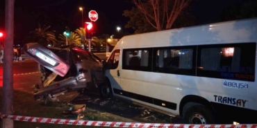 Kontrolden çıkan otomobil, trafik ışıklarında bekleyen öğrenci servisine çarptı: 2 yaralı