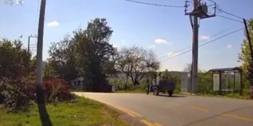 Kontrolden çıkan pat pat ağaçlık alana girdi: 3 yaralı