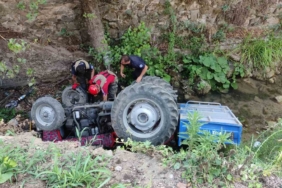Kontrolden çıkan traktör dere yatağına uçtu