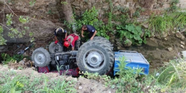 Kontrolden çıkan traktör dere yatağına uçtu