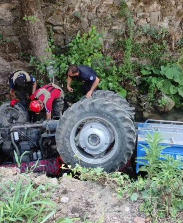 Kontrolden çıkan traktör dere yatağına uçtu