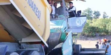 Köy yolları yeni baştan yapılmaya devam ediyor