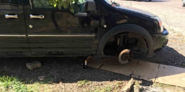 Krikonun boşalması sonucu aracın altında kaldı