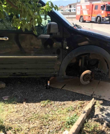 Krikonun boşalması sonucu aracın altında kaldı