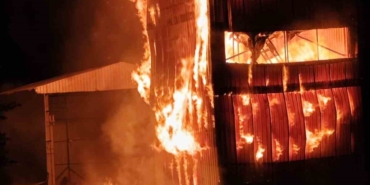 Krom maden tesisi alev alev yandı, 18 araç müdahale etti