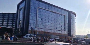 Küçükçekmece Sefaköy’de metrobüs kazaya karıştı. Olay yerine itfaiye, polis ve sağlık ekipleri sevk edildi.