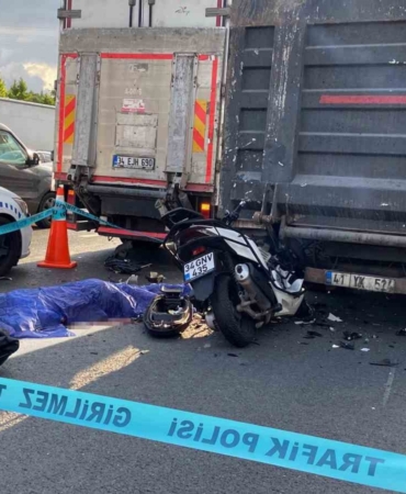 Küçükçekmece TEM Otoyolu’nda feci kaza: Emniyet şeridinde duran kamyonete motosiklet arkadan çarptı: 1 ölü