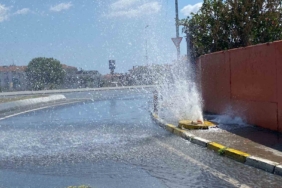Küçükçekmece’de ana su borusu patladı, tonlarca su boşa aktı