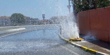 Küçükçekmece’de ana su borusu patladı, tonlarca su boşa aktı
