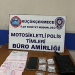 Küçükçekmece’de aracı durduran polis, telefon uygulamasıyla çalışan uyuşturucu zulasını ortaya çıkardı