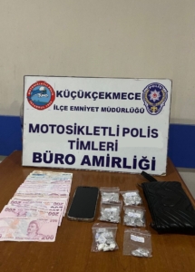 Küçükçekmece’de aracı durduran polis, telefon uygulamasıyla çalışan uyuşturucu zulasını ortaya çıkardı
