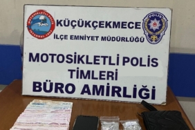 Küçükçekmece’de aracı durduran polis, telefon uygulamasıyla çalışan uyuşturucu zulasını ortaya çıkardı