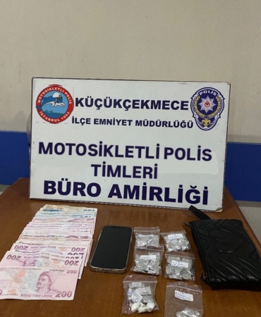 Küçükçekmece’de aracı durduran polis, telefon uygulamasıyla çalışan uyuşturucu zulasını ortaya çıkardı