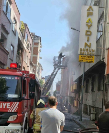 Küçükçekmece’de ayakkabı imalathanesinde yangın çıktı