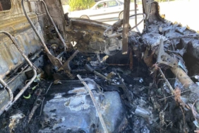 Küçükçekmece’de kozmetik ürün yüklü kamyonet alev alev yandı