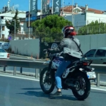 Küçükçekmece’de motosikletle tehlikeli yolculuk kamerada