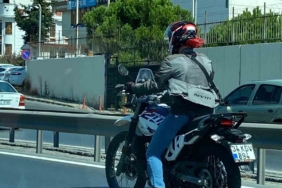 Küçükçekmece’de motosikletle tehlikeli yolculuk kamerada