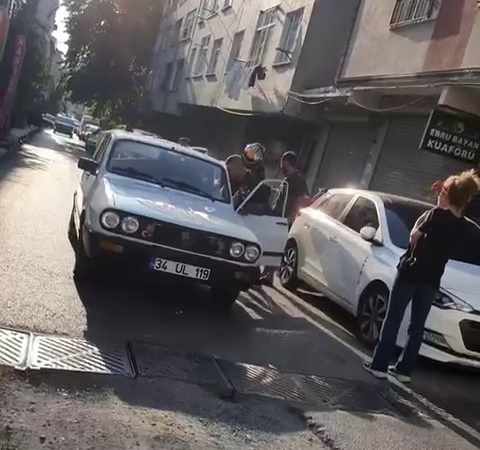 Küçükçekmece’de tamirciden çaldıkları araç bozulunca sahibine yakalandılar