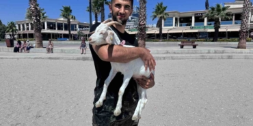 Kurban Bayramı’ndan bu yana baktığı keçiyi evcilleştirdi