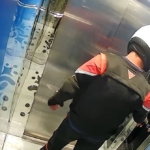 Kurye tuvaletini yaptığı asansörde mahsur kaldı