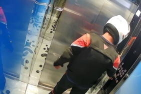 Kurye tuvaletini yaptığı asansörde mahsur kaldı