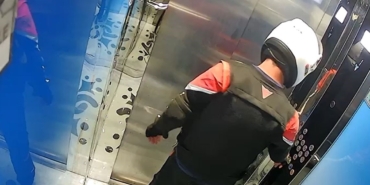 Kurye tuvaletini yaptığı asansörde mahsur kaldı