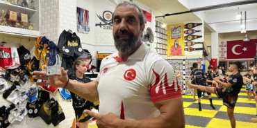 Lakabını resmi kimliğine taşıdı: MMA Dünya Şampiyonu Hakan İtmiş, "Rambo Hakan" oldu