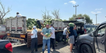 Lüleburgaz’da hayırseverler 25 ton karpuz dağıttı