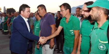 Maaşlarına zam alan işçilerden Başkan Aydın’a coşkulu karşılama