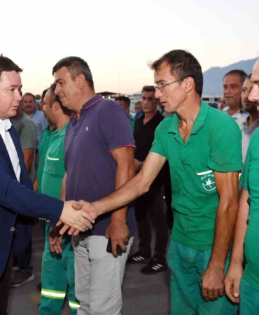 Maaşlarına zam alan işçilerden Başkan Aydın’a coşkulu karşılama